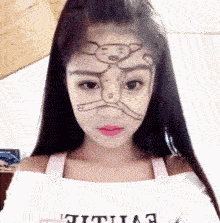 美女表情好丰富啊