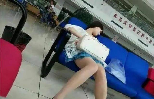 妹子这睡觉姿势真霸气啊,被人看见了得多尴尬啊