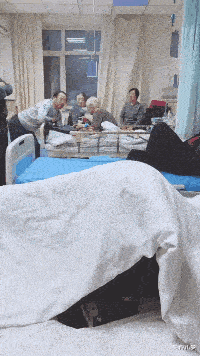 老奶奶：劝我戒烟的医生都不在了！