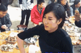 妹子豪迈起来就没有男士们什么事儿了，这酒喝的太大气了。