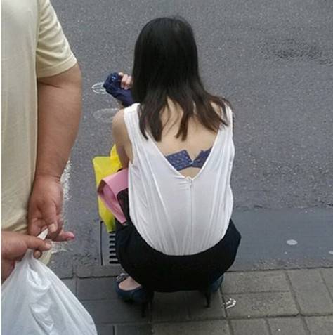 美女，你的带子要掉了