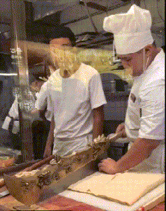 用这么大的刀切豆腐皮有点浪费，哈哈哈