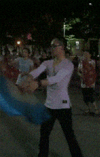 哥们是这广场上的领舞吧，这舞姿绝对的够标准呀