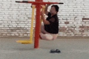 大妈在健身器材上玩出了新花样