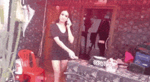 走在路上突然一个姑娘。。。呃。。。大妈问我去不去唱歌？