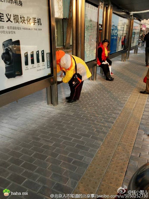 下班等车的时候儿看到这阿姨把垫子绑在座位上，心被暖了…