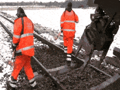 如何在不拆掉铁轨的情况下更换铁路枕木