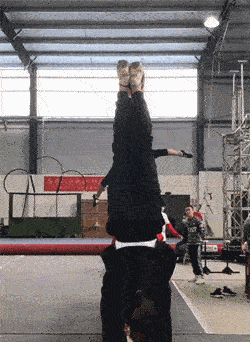 人家叫千手观音，你们叫千脚ZZ