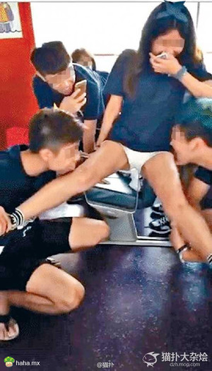 香港高校迎新活动被批恶俗：两男共舔一女生腿部
