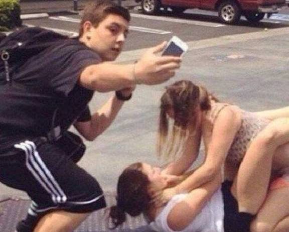 赶紧拍照，假装有两个女人为我打架