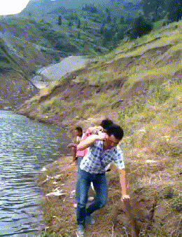 我还以为你俩掉了个多大的鱼