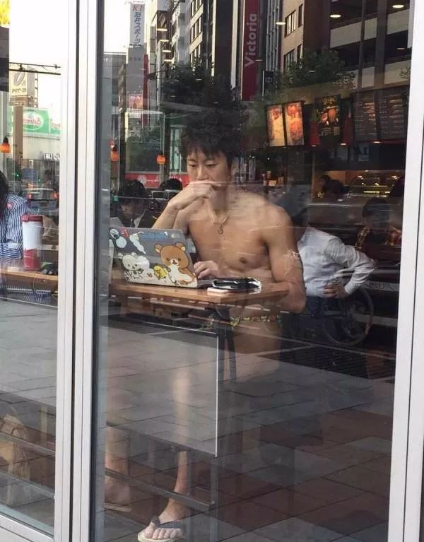 这身打扮很适合在咖啡厅视频聊天