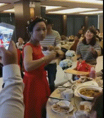 这位新娘子你可要矜持点啊，即使是自己的场子也不能这样随意啊