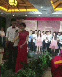 新娘太调皮了，不带这么逗人玩的吧