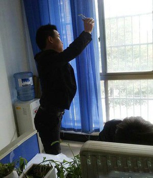 这自拍姿势，太自信了