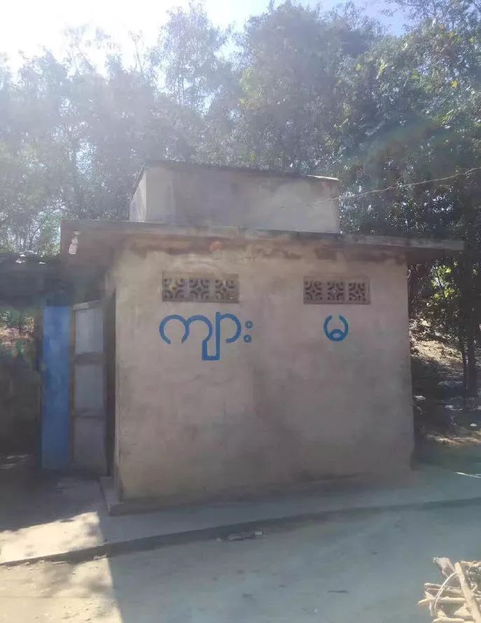 哪个是男厕啊？快尿裤子了