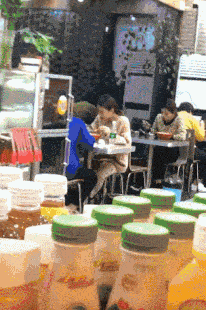 小姐姐把手机放在这里，这是暗示我什么吗？