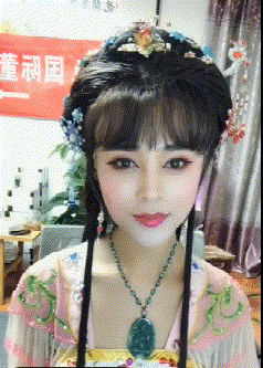 这是女装大佬吧，还是能看出来脸部线条硬朗呢。