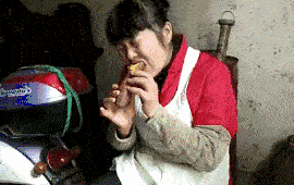 阿姨，你就不能等它凉了之后再吃吗？隔着屏幕都感觉到了烫