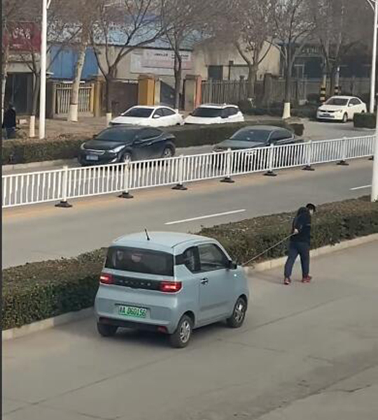 妹妹坐船头哥哥岸上走