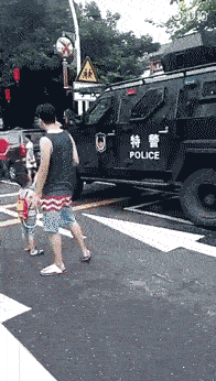 特警装甲车遭袭，特警迅速还击，与武装分子在街头展开对射