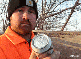 这样开啤酒就是有点费牙！