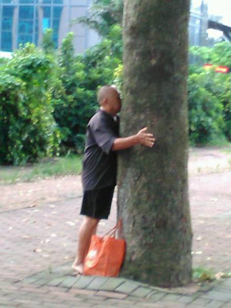 大叔你是在抱大腿吗？