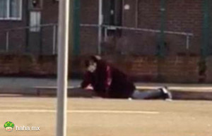 英男无处发泄 竟对水沟盖做出这种