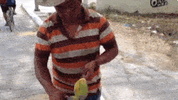 一网友在路边遇上了一位切芒果技巧独特的水果小贩， 感觉这样吃会很爽（ˉ﹃ˉ）