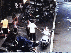 广东五华：五岁男童“驾”摩托撞上货车