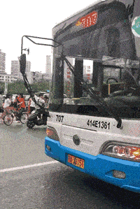 这个雨刷器有自己的想法，像是无处安放的小手呢。