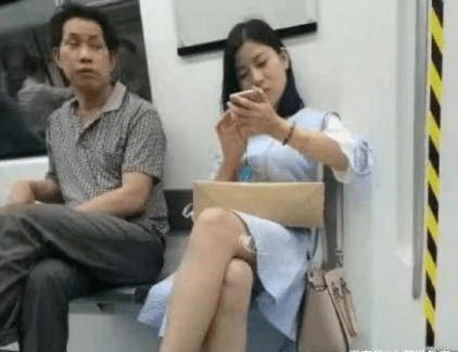 旁边的大叔忍不住偷瞄了