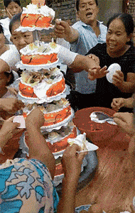 这么大的蛋糕瞬间被大妈们抢光了，就问你服不服？