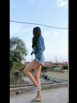 就是这个妹子，把我家屋顶跺了一个大洞