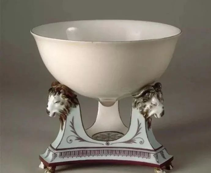 路易十六用玛丽皇后酥胸倒模打造的香槟杯，这不比什么猫爪杯好多了