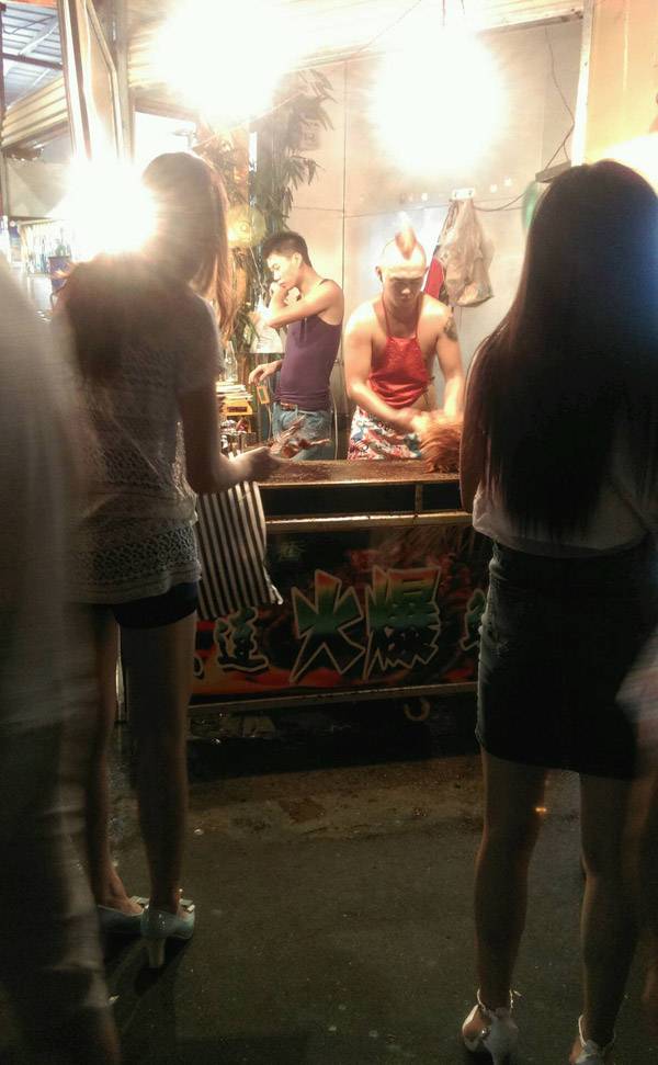 哥们的红肚兜好性感