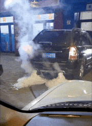 看来这辆车没救了，刚启动就冒出了这么白浆