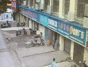 姑娘运气不好，晚一步也就逃过此劫了