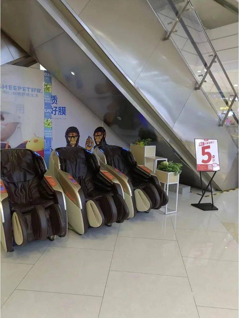 看到两个猩猩在按摩，还以为是人猿星球