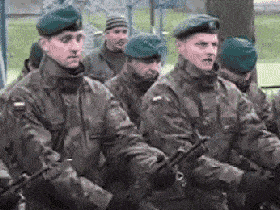 哥们儿万万没想到自己的帽子把自己给坑了。