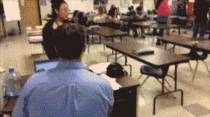 当老师发现学生打架时会怎样?