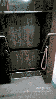 布拉格这种危险的老式电梯，楼层间不停，每次都要跳上跳下