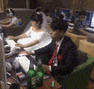 想试试把婚礼放在网吧办...