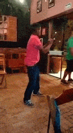 绿衣服的大哥：小样还想偷袭我，给你一电炮！