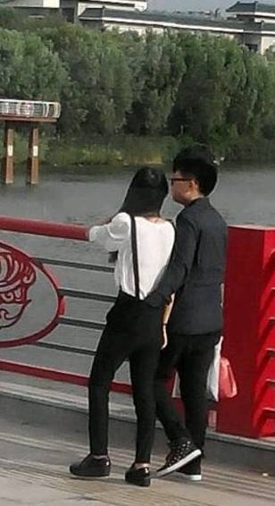 骚年，这是公共场合