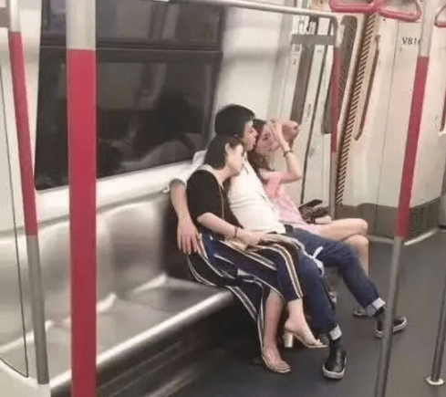 本来很庆幸今天地铁人少，可看到对面的情景，我瞬间心情失落了