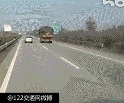 震撼车祸GIF动态图片关于马路杀手车祸的惊人视频动态图