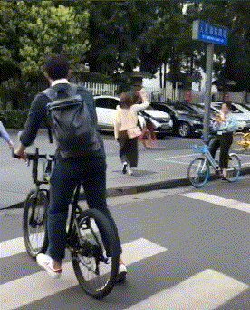 肯定是老板太刻薄了吧，妹子吊着点滴都要赶回去上班！