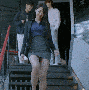 最喜欢在楼梯下等人了