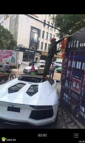 懒得搬凳子 就把车开过来垫垫脚吧